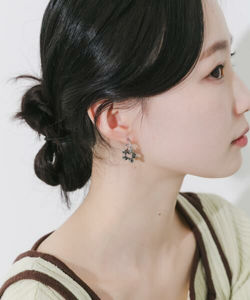 SMELLY / スメリー ピアス・イヤリング | ステンレスフラワーチャームフープピアス | 詳細5