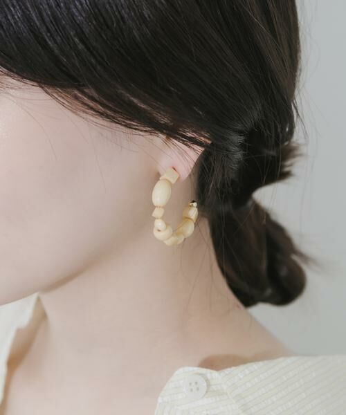 SMELLY / スメリー ピアス・イヤリング | カラービーズフープピアス（ベージュ）
