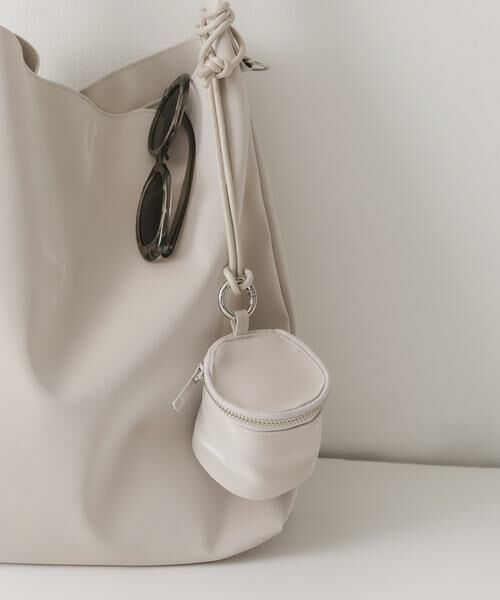 SMELLY / スメリー ポーチ | シャイニーネックポーチ（アイボリー）