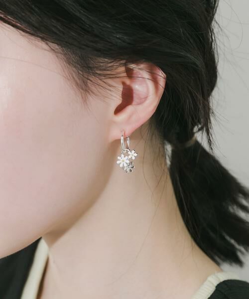 SMELLY / スメリー ピアス・イヤリング | フラワーチャームフープイヤリング | 詳細3