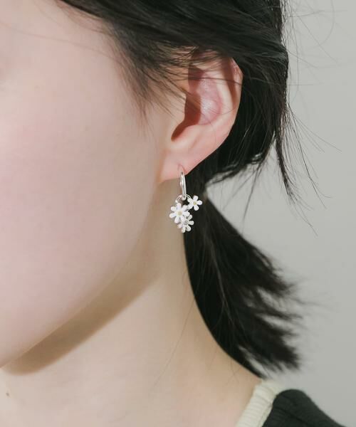 SMELLY / スメリー ピアス・イヤリング | フラワーチャームフープイヤリング | 詳細4