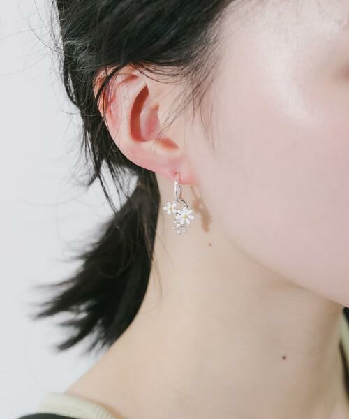 SMELLY / スメリー ピアス・イヤリング | フラワーチャームフープイヤリング | 詳細5