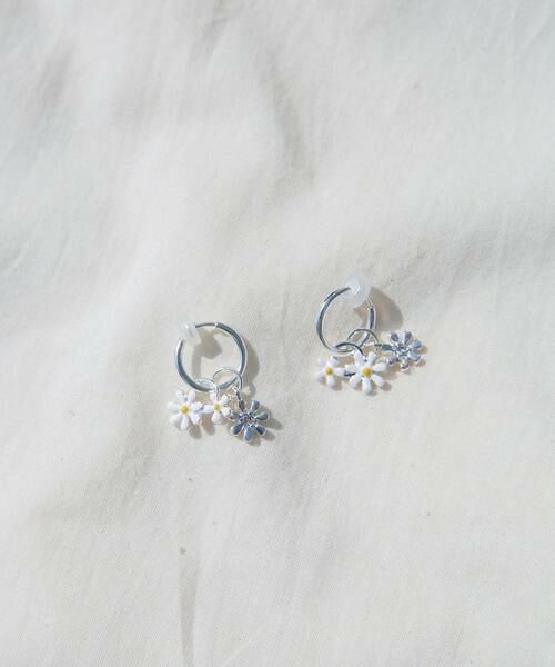 SMELLY / スメリー ピアス・イヤリング | フラワーチャームフープイヤリング（シルバー系その他）