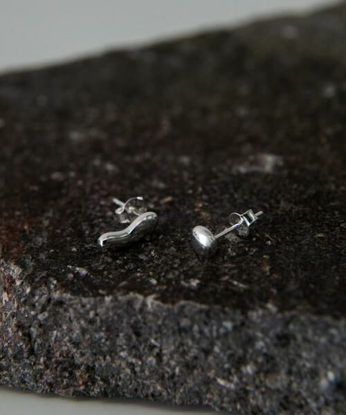 SMELLY / スメリー ピアス・イヤリング | SMELLY so’　asymmetry grain pierce | 詳細1