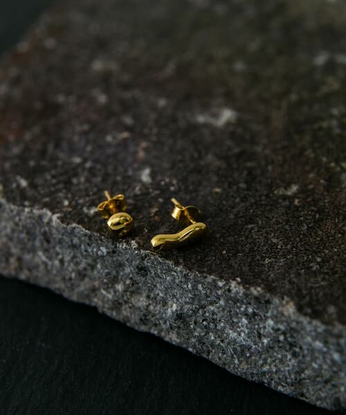 SMELLY / スメリー ピアス・イヤリング | SMELLY so’　asymmetry grain pierce（ゴールド）