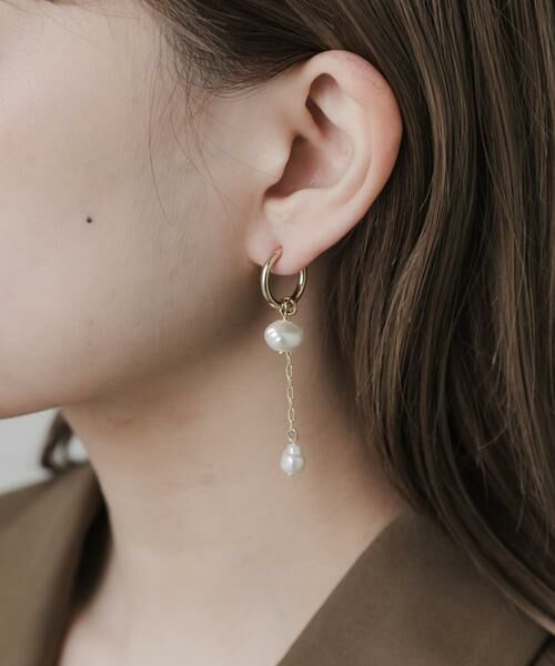 SMELLY / スメリー ピアス・イヤリング | アシメパールフープイヤリング（ゴールド）