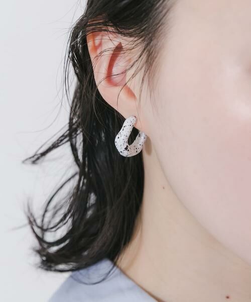 SMELLY / スメリー ピアス・イヤリング | ダルメシアンニュアンスフープピアス（ホワイト系その他）