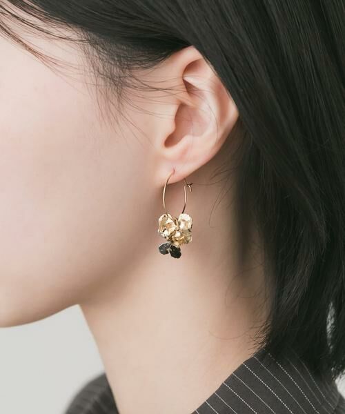 SMELLY / スメリー ピアス・イヤリング | メタルフラワーナローフープピアス（ゴールド系その他）