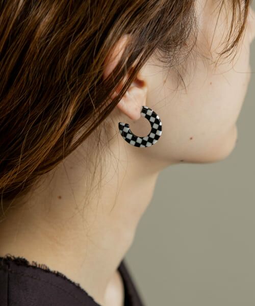 ＊＊SMELLY / スメリー ピアス・イヤリング | フラッグチェックフープピアス（BLK/WHT）