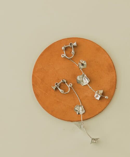 ＊＊SMELLY / スメリー ピアス・イヤリング | ペタルニュアンスバーイヤリング（SLV）