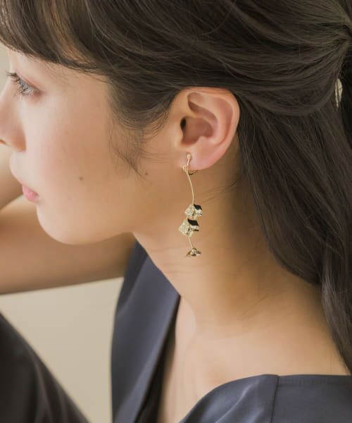 ＊＊SMELLY / スメリー ピアス・イヤリング | ペタルニュアンスバーイヤリング（GLD）