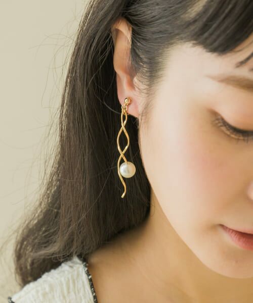 ＊＊SMELLY / スメリー ピアス・イヤリング | ウェーブラインパールイヤリング（GD/IV）