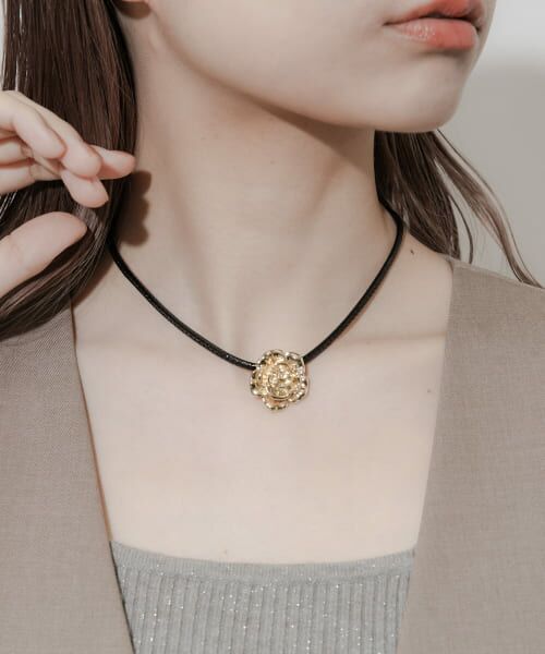 ＊＊SMELLY / スメリー ネックレス・ペンダント・チョーカー | メタルローズチョーカーマンテルネックレス（BLK/GLD）