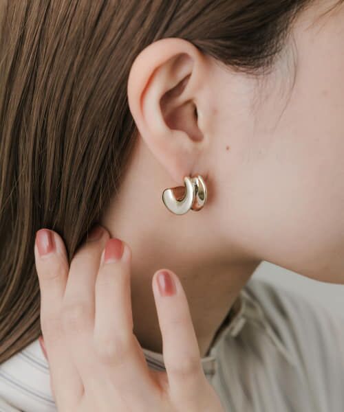 ＊＊SMELLY / スメリー ピアス・イヤリング | ニュアンスカーブワイドピアス（GLD）