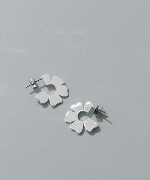 ＊＊SMELLY / スメリー ピアス・イヤリング | フラワープレートフープピアス（SLV）