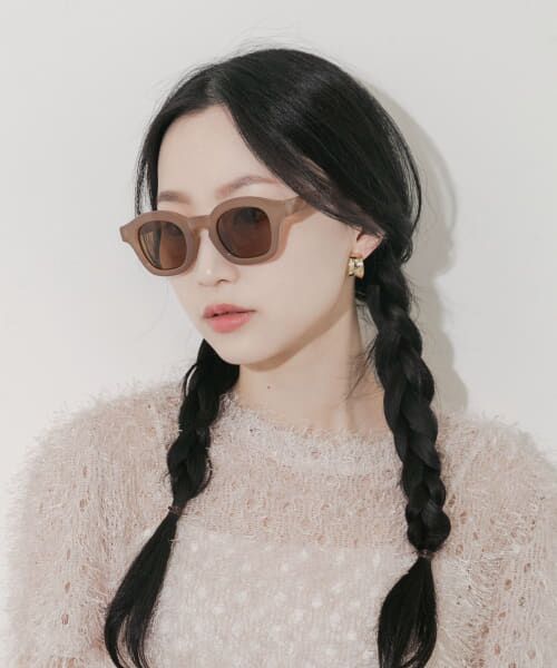 筧本生 油彩『カフェに佇むサングラスをかけた女性』かけいも