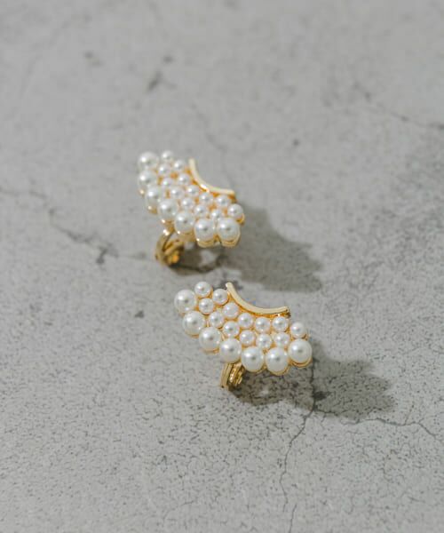 ＊＊SMELLY / スメリー ピアス・イヤリング | グラデーションパールカーブイヤリング（GLD/IVO）