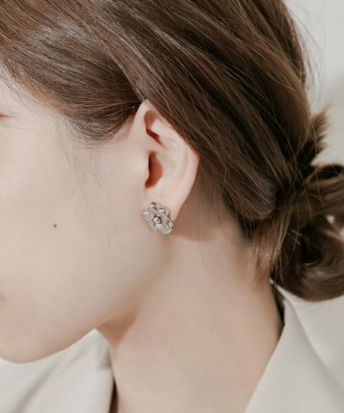 ニュアンスメタルフラワーピアス （ピアス・イヤリング