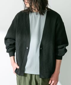 <b>ロングセラーカーディガンが新たな装いで登場</b><br><br>Tシャツにサラッと羽織ったり、持っておくと何かと便利なワッフルカーディガン。<br>通年にわたって着用でき、一着あると非常に重宝するアイテムです。<br><br>■POINT<br>・肌離れの良いドライタッチなワッフル素材、リラックス感のあるボックスシルエット<br>・ウォッシャブル対応で、デイリーユースに使い勝手の良い仕上がり<br>・軽量ポリエステルの糸を使用し、しっかりとした肉厚地ながら、軽やかでストレスなく着用いただけます <br><br>■COORDINATE<br>標準的なシルエットのため細身～ワイドまで様々なシルエットのパンツとあわせていただけます。<br>スラックスと合わせてきれいめにはもちろん、イージーパンツとあわせてリラックス感のあるスタイリングもおすすめです。<br><br>【2024 Spring/Summer】【24SS】<br><br>※素材の特性上、表面が他に引っかかりやすくなっておりますのでお取扱いには充分ご注意ください。<br>※直射日光や蛍光灯に長時間あてますと変色する恐れがございます。<br>※その他お取り扱いに関しましては、商品に付属のアテンションタグをご覧ください。<br><br>総重量 : 約520g<br><br>※商品画像は、光の当たり具合やパソコンなどの閲覧環境により、実際の色味と異なって見える場合がございます。予めご了承ください。<br>※商品の色味の目安は、商品単体の画像をご参照ください。<br><br><b>▼お気に入り登録のおすすめ▼</b><br>お気に入り登録商品は、マイページにて現在の価格情報や在庫状況の確認が可能です。<br>お買い物リストの管理に是非ご利用下さい。<br><br><h4 class="material">素材感</h4><br><b class="line-height-120p">透け感 : なし<br>伸縮性 : あり<br>裏地 : なし<br>光沢 : なし<br>ポケット : なし</b>