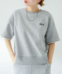 <b>袖のカットオフとロゴ刺繍がポイントのミニ裏毛Tシャツ</b><br><br>ライトな裏毛素材がこれからのシーズンにぴったりな一着。<br>長すぎない着丈と幅広シルエットでバランスが取りやすく、二の腕を隠せる五分袖もうれしいポイント。<br>ロゴをシンプルにすることで大人っぽい印象に仕上げています。<br><br><b>POINT</b><br>・シンプルで長くお使いいただけるデザイン<br>・二の腕が隠れる五分袖仕様<br><br><b>COORDINATE</b><br>スカートなどを合わせて、カジュアルになりすぎないコーディネートがおすすめです。<br><br>【2024 Spring/Summer】【24SS】<br><br>※この商品は、ピリングができやすい素材を使用しています。発生したピリングは手でむしり取ると毛羽立ちや糸切れなどの原因になりますので、小バサミなどを使い元糸を傷つけないようにひとつひとつ取り除いてください。<br><br>※商品画像は、光の当たり具合やパソコンなどの閲覧環境により、実際の色味と異なって見える場合がございます。予めご了承ください。<br>※商品の色味の目安は、商品単体の画像をご参照ください。<br><br><b>▼お気に入り登録のおすすめ▼</b><br>お気に入り登録商品は、マイページにて現在の価格情報や在庫状況の確認が可能です。<br>お買い物リストの管理に是非ご利用下さい。<br><br><h4 class="material">素材感</h4><br><b class="line-height-120p">透け感 : なし<br>伸縮性 : ややあり<br>裏地 : なし<br>光沢 : なし<br>ポケット : なし</b>