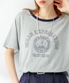 <b>シンプルになりがちな夏の装いのポイントに</b><br><br>麻混の素材を使用したグラフィックTシャツ。<br>架空のヨットクラブのお土産Tシャツをイメージし、オリジナルの柄を作成しました。<br>刺繍なのでプリントよりも繊細な雰囲気で、大人も着やすい一着です。<br>使いやすいベーシックなサイズ感で、合わせるボトムスを選びません◎<br><br><b>POINT</b><br>・ご自宅で手洗い可能<br>・豊富なカラー展開<br><br><b>COORDINATE</b><br>ボリュームのあるパンツにタックインした、大人カジュアルな着こなしがおすすめです◎<br><br>【2024 Spring/Summer】【24SS】<br><br>※この商品は、麻素材を使用しています。ネップ(部分的に太くなっている)やスラブ(太さにムラがある)などの糸ムラは、麻の素朴さを生かしたものになります。<br>※素材の特性上、シワになりやすいのでご注意ください。<br><br>※商品画像は、光の当たり具合やパソコンなどの閲覧環境により、実際の色味と異なって見える場合がございます。予めご了承ください。<br>※商品の色味の目安は、商品単体の画像をご参照ください。<br><br><b>▼お気に入り登録のおすすめ▼</b><br>お気に入り登録商品は、マイページにて現在の価格情報や在庫状況の確認が可能です。<br>お買い物リストの管理に是非ご利用下さい。<br><br><h4 class="material">素材感</h4><br><b class="line-height-120p">透け感 : ややあり(オフのみ)<br>伸縮性 : あり<br>裏地 : なし<br>光沢 : なし<br>ポケット : なし</b>