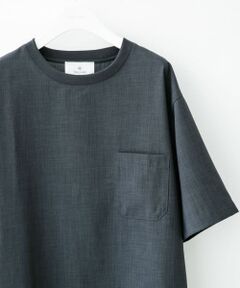 <b>速乾性抜群なキレイ目トップス</b><br><br> Tシャツ感覚で着用でき、リネン見えするためキレイな印象の一枚。<br> 普段着にはもちろん、アウトドアなどのアクティブなシーンから、休日のワンマイルのお出かけまでと、様々なシチュエーションで大活躍。<br> ドライタッチでサラッとした肌触り、着心地も抜群でギフトにもオススメです。<br><br>■POINT<br> ・ベーシックに使いまわしの効く無地の4色展開。<br> ・吸水速乾、汗染み防止に優れている機能素材。<br> ・ドライタッチでシワになりづらく、お手入れも簡単。<br><br>■COORDINATE<br>表面感のある化繊素材のため、スラックスやワイドパンツなどのキレイ目スタイルがおすすめです。<br><br>【2024 Spring/Summer】【24SS】<br><br>※商品画像は、光の当たり具合やパソコンなどの閲覧環境により、実際の色味と異なって見える場合がございます。予めご了承ください。<br>※商品の色味の目安は、商品単体の画像をご参照ください。<br><br>-----------------------------<br><b>《スタッフレビュー》</b> <br>年齢 : 30代前半, 身長 : 169cm, 体型 : 標準 <br>普段の着用サイズ : M <br>【着用サイズ】M <br>【サイズ感】全体的にややゆとりがあります。 <br>【素材感】ドライタッチで夏場にピッタリな清涼感のある素材。 <br>【着心地】布帛のため肌にまとわりつかず、サラっとした着心地。 <br>【その他】無地デザインのため、さまざまなボトムに合わせていただけます。 <br>-----------------------------<br><br><b>▼お気に入り登録のおすすめ▼</b><br>お気に入り登録商品は、マイページにて現在の価格情報や在庫状況の確認が可能です。 <br>お買い物リストの管理に是非ご利用下さい。<br><br><h4 class="material">素材感</h4><br><b class="line-height-120p">透け感 : なし<br>伸縮性 : なし<br>裏地 : なし<br>光沢 : なし<br>ポケット : あり</b>