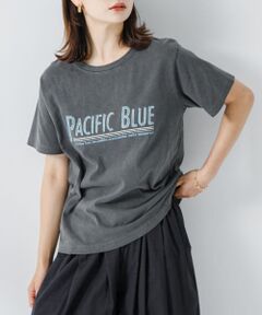 <b>何枚あっても欲しいヴィンテージ風Tシャツ</b><br><br>ヴィンテージショップに並んでいるTシャツをイメージした、オリジナルグラフィックのプリントTシャツ。<br>身頃も色あせたような加工を施し、プリントもかすれたような風合いにすることで古着っぽいこなれた雰囲気に仕上げました。<br>ベーシックなサイズ感なので女性らしく着こなしていただけます◎<br><br><b>POINT</b><br>・洗濯機でのお洗濯が可能<br>・1枚でサマになるデザイン<br><br><b>COORDINATE</b><br>様々なボトムスと好相性◎タックインをしてすっきりとした着こなしがおすすめです。<br><br>【2024 Spring/Summer】【24SS】<br><br>※この商品は、水分や汗、摩擦(特に湿った状態での)などにより、色落ちや色移りすることがありますので、着用時・クリーニングの際は充分ご注意下さい。特に濡れたまま放置しますと、他のものに色移りしたり、色泣きすることがありますのでご注意ください。<br><br>※商品画像は、光の当たり具合やパソコンなどの閲覧環境により、実際の色味と異なって見える場合がございます。予めご了承ください。<br>※商品の色味の目安は、商品単体の画像をご参照ください。<br><br><b>▼お気に入り登録のおすすめ▼</b><br>お気に入り登録商品は、マイページにて現在の価格情報や在庫状況の確認が可能です。<br>お買い物リストの管理に是非ご利用下さい。<br><br><h4 class="material">素材感</h4><br><b class="line-height-120p">透け感 : ややあり(Charlestonのみ)<br>伸縮性 : ややあり<br>裏地 : なし<br>光沢 : なし<br>ポケット : なし</b>