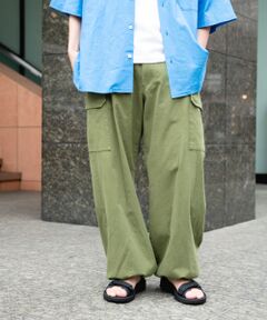 <b>ヘリテージな雰囲気ながら今の気分にもハマるカーゴパンツ</b> <br> <br>肉厚なコットンを使用した存在感のあるワイドカーゴパンツ。 <br>ベーシックな2色展開でコーディネートやスタイルに合わせて選んでいただく事が可能です。<br><br>■POINT<br>・ヘリテージなアイテムですが昨今のヴィンテージ、古着のトレンドとも相性抜群<br>・程よいワイドシルエットで、様々なスタイリングに合わせやすい<br>・裾のドローコードでシルエットの変化を楽しむ事が可能 <br><br>■COORDINATE <br>カジュアル、ストリート、古着テイストなスタイリングに使えます。 <br>春夏はカレッジTやグラフィックTなどどんなTシャツとも相性〇<br><br>【2025 Spring/Summer】【25SS】<br><br>※商品画像は、光の当たり具合やパソコンなどの閲覧環境により、実際の色味と異なって見える場合がございます。予めご了承ください。<br>※商品の色味の目安は、商品単体の画像をご参照ください。<br><br><b>▼お気に入り登録のおすすめ▼</b><br>お気に入り登録商品は、マイページにて現在の価格情報や在庫状況の確認が可能です。 <br>お買い物リストの管理に是非ご利用下さい。<br><br><h4 class="material">素材感</h4><br><b class="line-height-120p">透け感 : なし<br>伸縮性 : なし<br>裏地 : なし<br>光沢 : なし<br>ポケット : あり</b>