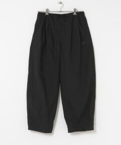 穿くだけで旬のシルエットが完成する、リラックスパンツ<br/><br/>トレンドのワイドシルエットが特徴的な、バルーンパンツが入荷しました。ウエストはドローコード仕様なので、リラックスして履くことができます。シンプルながらも存在感のあるデザインなので、いつものコーディネートにプラスするだけで、ぐっとこなれた雰囲気を演出します。<br/>パーカーやスウェットと合わせてストリートスタイルに、ジャケットやコートと合わせてきれいめカジュアルに、幅広いスタイルで楽しめます。足元はスニーカーやレザーシューズと合わせるのがおすすめです。寒い季節にも、タイツなどを重ね履きすることで暖かく過ごせます。<br/>快適な履き心地と、旬のスタイルを両立した、万能な一本です。<br/><br/><b>【NIKE / ナイキ】</b><br/>アメリカ合衆国オレゴン州に本社を置く、スニーカーやスポーツウェアなどスポーツ関連商品を扱う世界的企業。<br/>イノベーションを意識した商品展開により、今や世界のトップを走るスポーツ&フィットネスカンパニーに成長した言わずと知れた有名ブランドです。<br/><br/>【2025 Autumn/Winter】【25AW】<br/><br/>[メーカー表記サイズ]<br/>M : 胴囲79～85cm<br/>L : 胴囲85～91cm<br/><br/>※上記は、商品付属のメーカータグに記載されたサイズです。<br/>当社サイズガイドに基づき計測した数値につきましては、採寸表の実寸サイズをご参照ください。<br/><br/>※商品画像は、光の当たり具合やパソコンなどの閲覧環境により、実際の色味と異なって見える場合がございます。予めご了承ください。<br/>※商品の色味の目安は、商品単体の画像をご参照ください。<br/><br/><b>▼お気に入り登録のおすすめ▼</b><br/>お気に入り登録された商品は、マイページにて現在の価格情報や在庫状況の確認が可能です。<br/>お買い物リストの管理にぜひご利用ください。<br/><br/><h4 class="material">素材感</h4><br/><b class="line-height-120p">透け感 : なし<br/>伸縮性 : なし<br/>裏地 : なし<br/>光沢 : なし<br/>ポケット : あり</b>