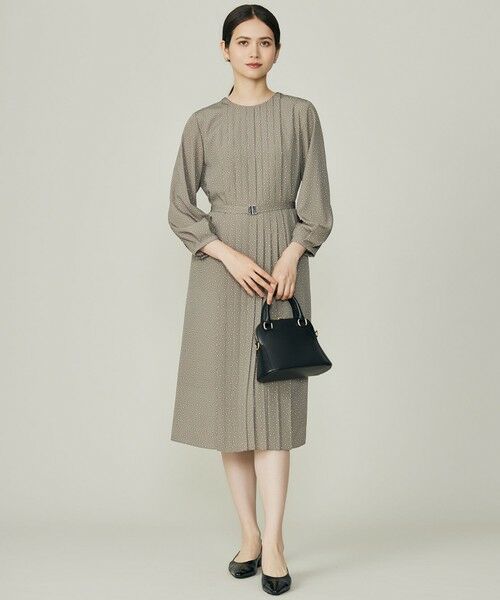美品✨アンタイトル【洗える】ウエストギャザー微光沢ワンピース ネイビー サテン UNTITLED（アンタイトル）の「◇【洗える】ウエストギャザー微