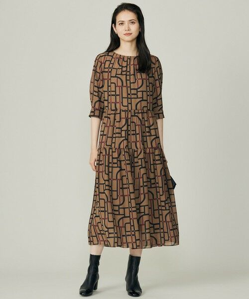 S size ONWARD(小さいサイズ) / エスサイズオンワード ロング・マキシ丈ワンピース | ジオメトリックレトロプリント ワンピース(ベージュベース)