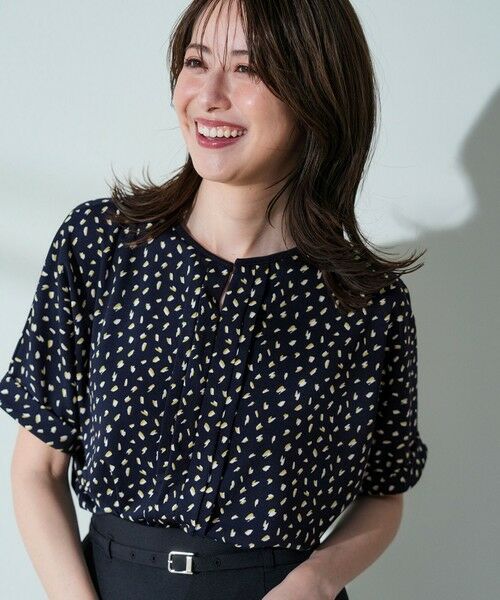 S size ONWARD(小さいサイズ) / エスサイズオンワード カットソー | ジョーゼットフロントタック プルオーバー（ネイビー系幾何学柄）