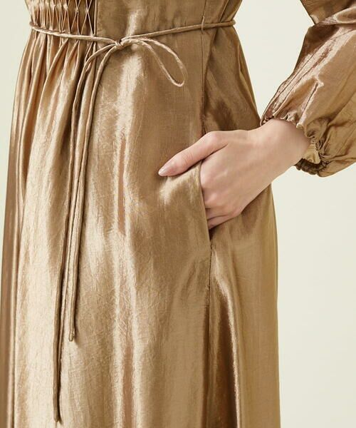 Sybilla / シビラ ドレス | 【MONOTONE】ゴールドスモッキングドレス | 詳細9