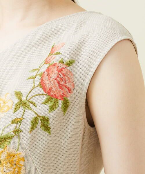 ローズ刺繍フレンチスリーブドレス