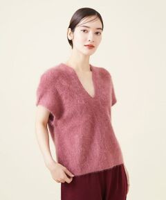 ■商品コード<br> GBFJT01450<br> <br> ■素材<br> 世界的なカシミヤの産地である内モンゴルのカシミヤを使用したニット。<br> 原料〜製品まで一貫したカシミヤの専業工場で生産した上質な素材を使用しています。<br> カシミヤならではの柔らかく滑らかな風合い、あたたかな保温性を感じられる肌触りが心地よい素材です。<br> <br> ■デザイン<br> 上質なカシミアの風合いを存分に活かした、ふんわりとしたボリューム感が魅力のニットプルオーバー。<br> 起毛加工させて仕上げた滑らかでコンフォートな風合いが贅沢な一枚です。<br> ずっと着ていたくなるような、優しく身体を包み込んでくれる着用感をぜひお試しください。<br> 一枚での着用からインナーにブラウス【GBBJT11300】やハイネックを着たレイヤードスタイルまで、様々なコーディネートを楽しんでいただける万能ニットです。<br> <br> ■同素材のシリーズアイテム<br> カシミヤストールデザインカーディガン【GBSJT01890】<br> <br> model:H168 B74 W56 H85 着用サイズМ <br><br>※ご覧のモニター、また撮影環境によって実際の商品と多少色味が異なって見える場合があります。<br>