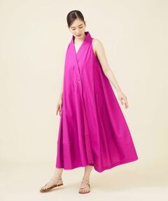 ■商品コード<br> GBEHV58560 <br> <br> ■デザイン<br> オフネックのスタンドカラーが首やデコルテを華奢に見せる、シビラ一押しのラップローブドレス。<br> 袖ぐりを深めにカットしたアメリカンスリーブは、肩から腕にかけてのラインをすっきり美しく見せる効果があります。<br> 肩付け根から裾に向かって広がる台形のトラペーズラインで、裾の切り替えから下は垂直に落ち、ほんのりコクーンフォルムになっています。<br> アームから裾へと流れ落ちる深いタックが、ゆったりしたフォルムをほどよく抑え、両サイドのポケットの位置も、手を入れた時の腕の傾斜が美しく見えるよう計算されています。<br> 内側に紐とスナップが付き、ゴールドのフロントボタンを留めるデザインですが、前裾は大きく取っているので安心してご着用いただけます。<br> ※ショルダースナップ付き <br> <br> ■素材<br> 高密度に織り上げたコットン100％のブロード素材。<br> 薄手ですが丈夫な上、毛羽立ちにくくお取り扱いしやすいのがポイントです。<br> コットンの特徴であるしなやかさ・ハリ感もあり、すっきりとクリアな表面はたっぷりとしたドレープをより美しく演出します。<br> 気分の上がるフューシャピンク、ナチュラルなオリーブグリーン、静寂を感じるダークコバルトブルーの3色をご用意いたしました。 <br> <br> model:H168 B74 W56 H85 着用サイズM<br> ※ご覧のモニター、また撮影環境によって実際の商品と多少色味が異なって見える場合があります。