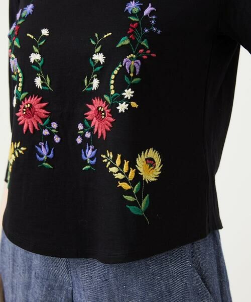 Sybilla / シビラ カットソー | シンメトリー風フラワー刺繍カットソー | 詳細9