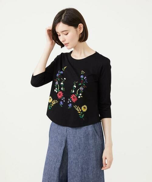 Sybilla / シビラ カットソー | シンメトリー風フラワー刺繍カットソー（ブラック）