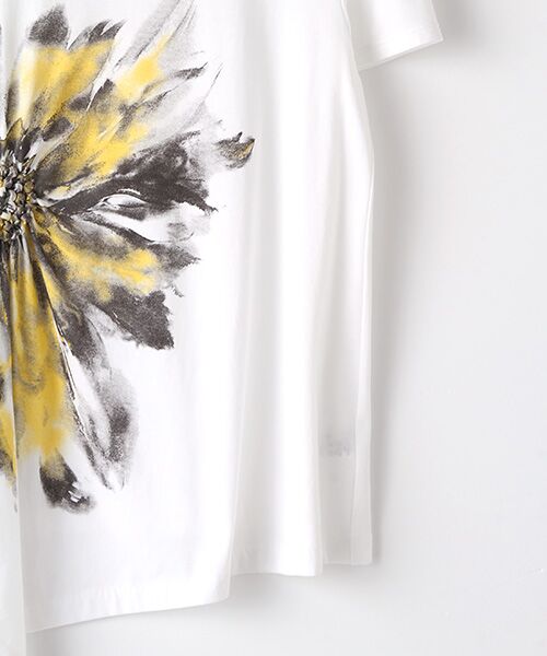 TABASA / タバサ Tシャツ | コットン天竺フラワープリント収縮刺繍Tシャツ | 詳細3