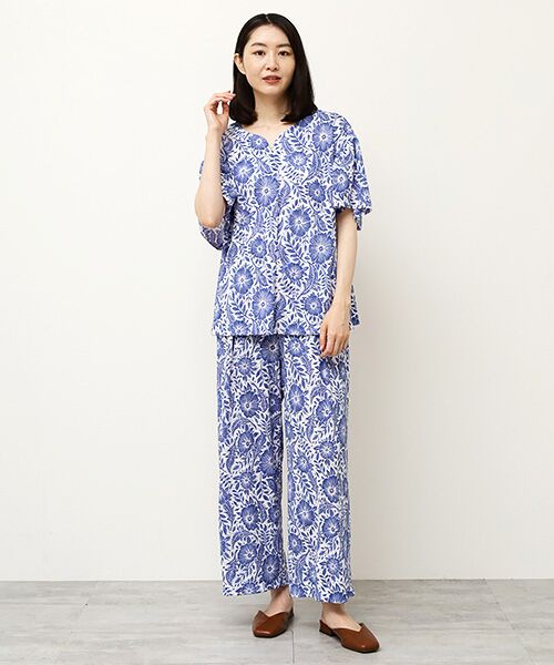 1068【アルバローザ】2 青系 クロップドパンツ フラワープリント 英字 版画風フラワープリントパンツ （その他パンツ）｜TABASA