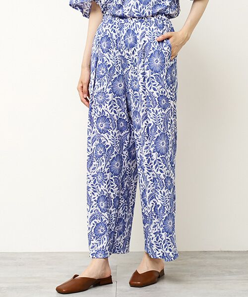 1068【アルバローザ】2 青系 クロップドパンツ フラワープリント 英字 版画風フラワープリントパンツ （その他パンツ）｜TABASA