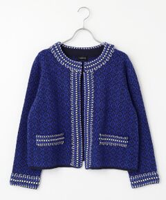 一目で『素敵！欲しい！』と心奪われるノーカラーのニットジャケットです。<br>エストニアの伝統ニットをタバサらしくアレンジしました。<br>前は首元にホックが二個あり、それを留めて羽織る仕様になっています。<br>厚手ながら柔らかさがあるので、ごわごわせずに着心地が良いアイテムです。<br><br><br>【編地】<br>全体は北欧特有のノルディックパターンで編まれ、キヒノヴィッツを含むテープで、衿ぐり、前立て、飾りポケット口、袖口がトリミングされています。<br><br>＊キヒノヴィッツは、もともとはエストニアのキヒノ島の棒針を使用した編み方のことで、ヴィッツが樽の箍（タガ）のことから、ポコっと盛り上がった　＞＞＞＞＞＞＞＞＞＞　にみえる柄の編み方のことをいいます。<br><br>＊ノルディックパターンはシングルジャガード編みですので、裏面はヨコに糸が浮いています。<br>脱ぎ着するときに引っかかりやすいので、十分ご注意ください。