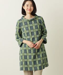【タバサ オリジナル素材】<br><br>素材のふわりとした暖かさと軽さはそのままに、Aラインシルエットが気になるヒップラインをカバーしつつ、すらりとした印象を与えるチュニックです。<br>ほど良く立ち上がった小さなスタンドカラーは、お顔周りをすっきりと見せ、冬の着こなしに抜け感のあるモダンさを演出します。<br>八分袖は、お気に入りのブレスレットや時計が映えるデザインです。<br>ワイドシルエットのパンツでも細身パンツでも相性が良く、気分に合わせてコートできるのもうれしいポイントです。<br><br>＊両脇にポケットつき<br><br><br>【生地】<br>『風通ジャガード（二重織り）』による立体感と、ウール/コットンによる機能性を兼ね備えた、冬に最適な上質素材です。<br>最大の魅力は、優れた保温性と軽さの両立です。<br>二重織りの袋状の構造が空気の層を作り出し、暖かさを保ちながらもふんわりと軽く、蒸れにくい快適な着心地を実現します。<br>ブロックチェック柄は織りで表現されるため、プリントにはない奥行きのある陰影と高級感が生まれ、大人の女性にふさわしい洗練されたクラス感を演出します。<br>また、適度な厚みとウールの弾力性によりシワになりにくいため、エレガントでありながら日常使いにも優れています。<br>肌に触れる面はコットンが加わることで、柔らかく優しい肌触りです。<br><br>デリケートな素材ですので、着用時にはベルトやバック及び周囲の壁や椅子などの表面の粗いものとの摩擦や引っかけにご注意ください。<br>