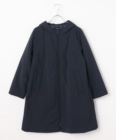 タバサらしい、大人の女性の上品さと遊び心を両立させたデザインのロングコートです。<br>シルエットは裾に向かって優雅に広がる美しいAラインで、歩くたびにしなやかに揺れて、とてもドラマティックでエレガントな印象を与えます。<br>フード付きでありながらカジュアルになりすぎないのは、この絶妙なAラインのおかげです。<br>また、前開きのファスナーは上下どちらからでも開閉できるダブルジップ仕様ですので、着席したまま裾だけ少し開けてリラックスしたり、ロングスカートやワイドパンツをのぞかせて着こなしに変化をつけたりと、さまざまなシーンで便利にお使いいただけます。<br><br>＊身頃、袖、フードともに中綿(ポリエステル100％)入り<br>＊前身頃左右にポケットつき<br>＊前開きに上下オープンファスナーを使用<br><br><br>【生地】<br>ナイロンタスランを使用しており、軽やかでありながらハリがあり、しなやかな風合いがAラインのシルエットを美しく保ちます。<br>風を通しにくく、ほど良いカジュアル感と上質感を両立しています。<br>さらに、身頃と袖、フードにもしっかりと中わた（ポリエステル100%）が入っておりますので、見た目以上の暖かさがあり、急な気温の変化にも対応できるのが嬉しいポイントです。<br>定番のベージュやコンに加え、優しいトーンのグリーンとブルーを揃えた4色展開です。