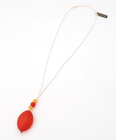 霜が降りたような表面をもつビーズを使用したネックレスです。<br>磨りガラスのように不透明なビースが繊細なカラーを表現し、エレガントにもカジュアルにもお使いいただける汎用性のある一点です。<br>長さの調節ができるアジャスト機能がついていますので、お気に入りの長さでおつけいただけます。<br><br>＊紫外線による熱や劣化で色が変わる場合があります。あらかじめご了承ください。<br><br>イタリアの『Mabel』（マベル）の製品です。<br><br>【Mabel】<br>パーツファクトリーとして50年以上の歴史を持ち、職人によって一つずつ型をとって作られた高い品質のパーツを使ったネックレスを丁寧に作っています。<br>イタリアらしいユニークな感性と色合いが特徴です。 