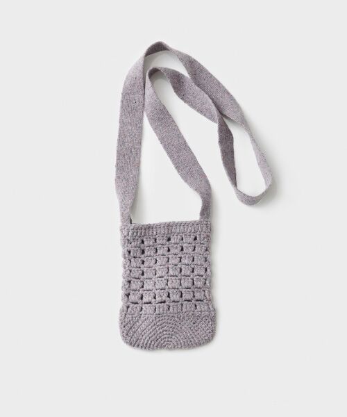 スマートフォンや小物などを収納できるサイズ感で、旅行先でのお出かけなど、両手を自由に使いたいシーンにおすすめです。