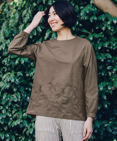 TAKASHIMAYA Style Plus / タカシマヤ スタイル・プリュ シャツ・ブラウス | 刺しゅうブラウス（ブラウン）