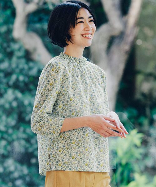 TAKASHIMAYA Style Plus / タカシマヤ スタイル・プリュ シャツ・ブラウス | リバティプリント シャーリングブラウス（ブルー×イエロー(ポプリ柄)）