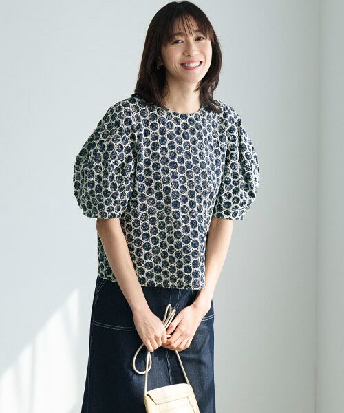 TAKASHIMAYA Style Plus / タカシマヤ スタイル・プリュ シャツ・ブラウス | 刺しゅう入り プリントデザインブラウス（ネイビー）