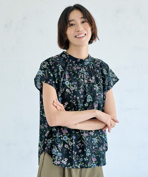TAKASHIMAYA Style Plus / タカシマヤ スタイル・プリュ シャツ・ブラウス | プリントデザインブラウス（紺系(花柄)）